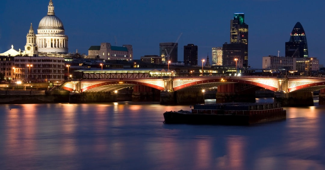 Blackfriars Bridge being painted with FEVE Fluoropolymer coating system from Unova Paint 